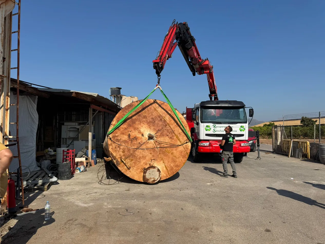 Portes transporte Valencia con camión grúa de Recuperaciones Sánchez Lapuente